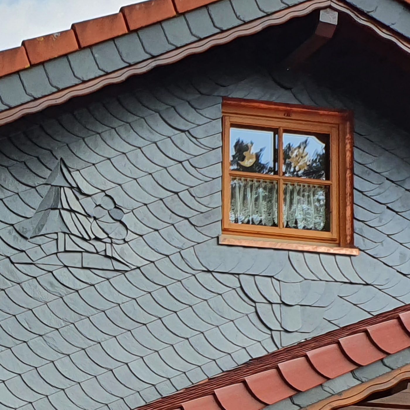 Schieferverkleidung am Giebel